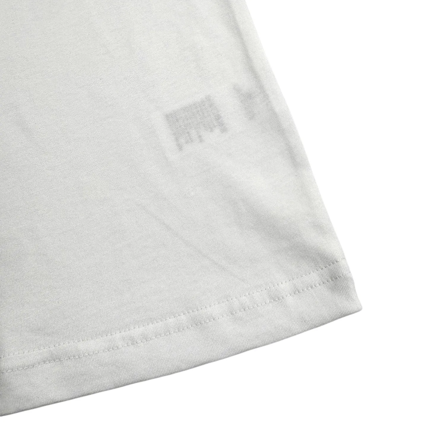 Lacoste crocodile logo short sleeves (White) The fabric is made of custom combed smooth plain cotton. Smooth, soft and comfortable. Breathable. Pure white as the base. Minimalist texture to interpret the symbiosis of comfort and luxury. The iconic small crocodile comes to mind. On the canvas of pure white T, it outlines a low-key edge with a vivid attitude. It is simple and simple. It uses a solid color as the base and the logo is printed. It shows the texture and brand heritage in a low-key manner. It uses car seal technology. Make independent embroidered chapters through computer embroidery, then position them and sew them to fix them on the clothing. It has a strong three-dimensional effect, is strong and washable, and has stable quality. The fabrics have been fermented and washed. It has a better hand feel and texture. It is not easy to deform, shrink or fade, and maintains long-term beauty. Size:S-M-L-XL